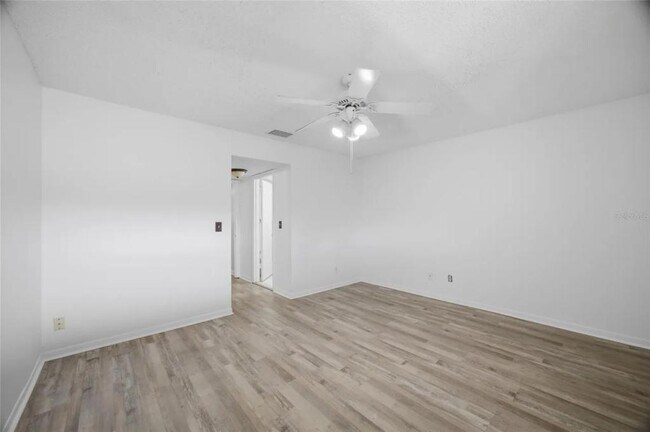Foto del edificio - 6336 Newtown Cir