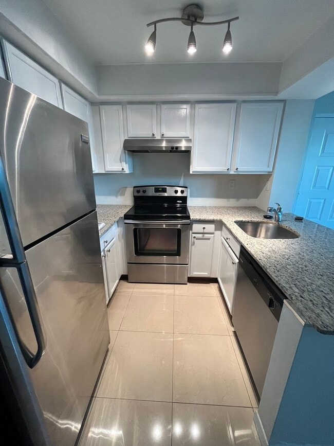 ONE BEDROOM ONE BATHROOM !! WATERFRONT COM... - ONE BEDROOM ONE BATHROOM !! WATERFRONT COM... Apartment