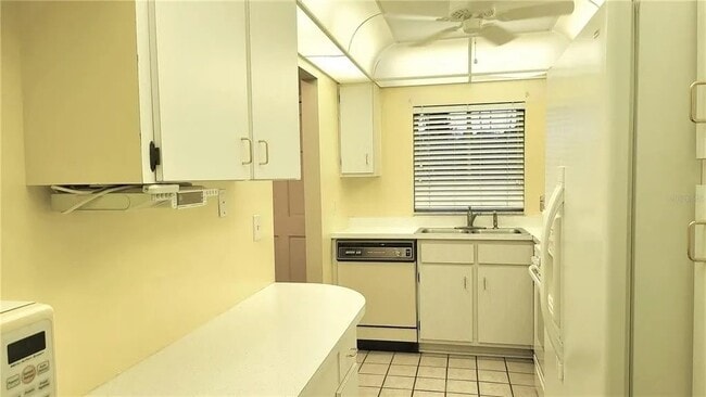 Building Photo - 400 El Camino Dr