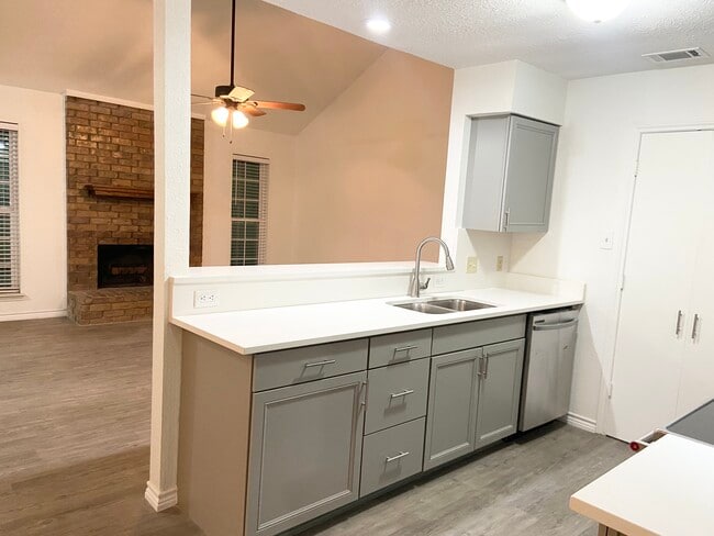 Building Photo - 2121 Stone Moss Ln