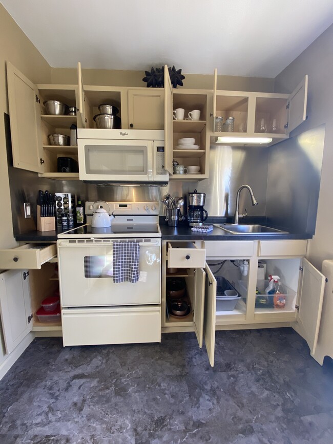 Unit C 1 BR Kitchen - 415 Market St