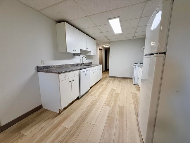 Building Photo - 2 Bed 1 Bath Unit in Edmonton, AB
