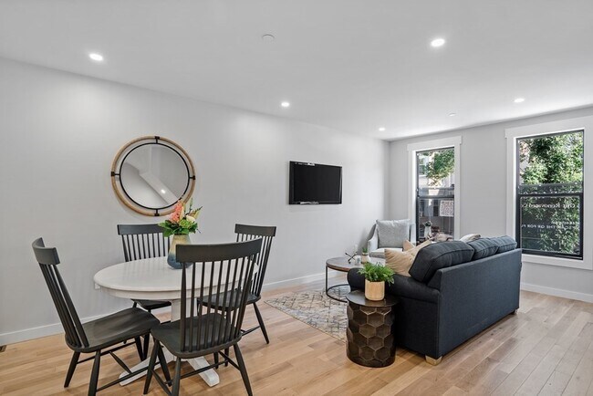 Building Photo - 583 E 4th St