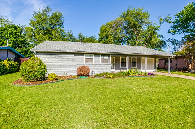 Building Photo - 1104 Sproles Dr