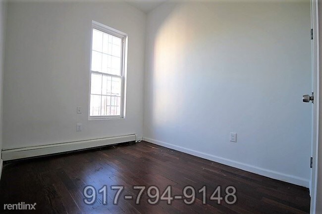 Building Photo - 166 Weirfield St