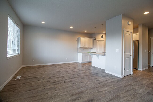 Building Photo - NEWER Luxury Town Home near Downtown Vanco...