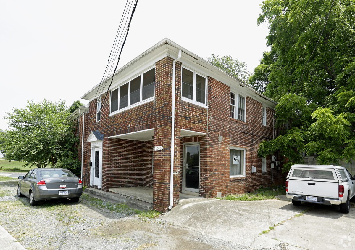 Building Photo - 1400 Park Dr