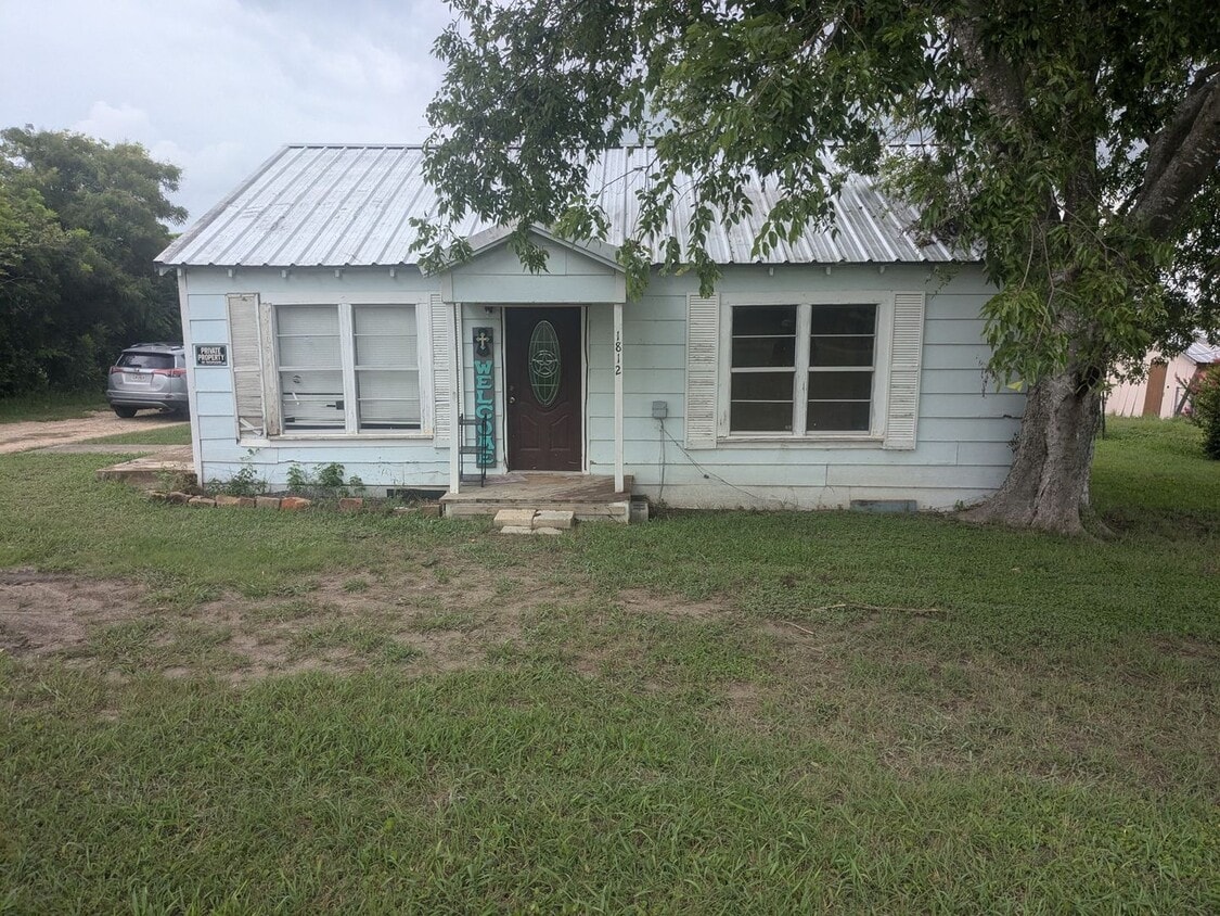 Primary Photo - 3 Bed 1 Bath with Large Yard, Workshop, an...