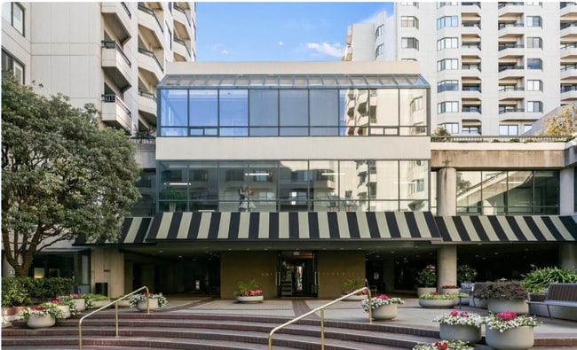 Building Photo - 603 S Van Ness Ave