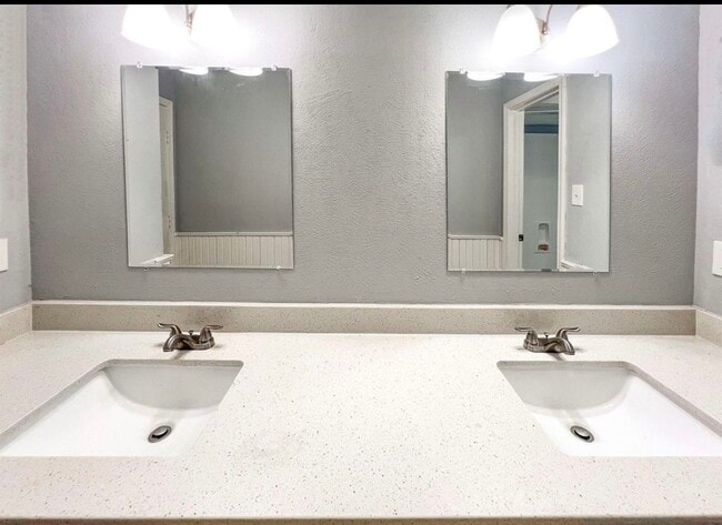 Foto del edificio - 17715 Loring Ln