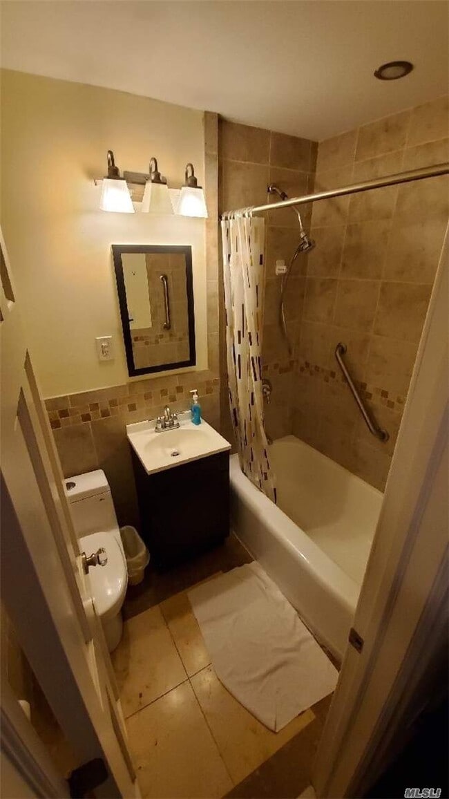 Building Photo - 140-65 Beech Ave