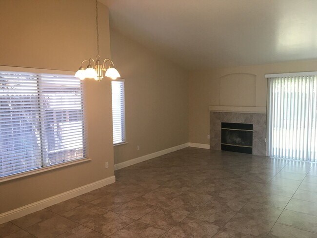 Foto del edificio - 3+2 NW Hageman & Jewetta Area $2150+ $2150 Deposit