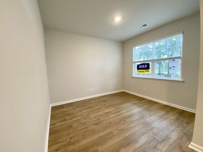 Foto del edificio - Three Bedroom Townhome w/ Garage in Mill C...