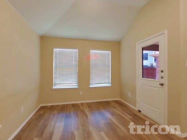 Foto del edificio - 2428 Dolostone Dr