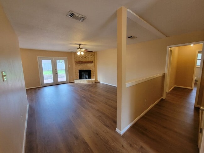 Building Photo - College Station - 3 bedroom / 2 bath / 2 car garage house with fenced in back yard.