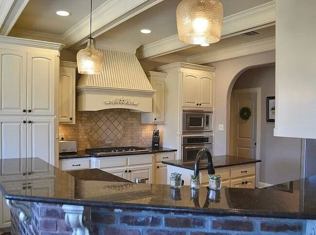 Building Photo - 9525 Rochel Dr