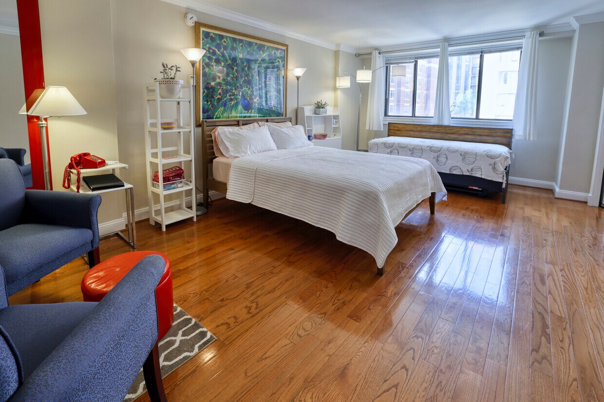 Main room bed and sitting area - 1420 N St NW (Washington, DC)