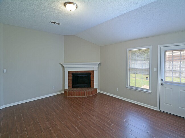 Foto del edificio - 3 BEDROOM, 2 BATH NEAR STATELINE RD AND ROSS RD