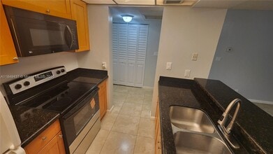 Building Photo - 8100 Geneva Ct