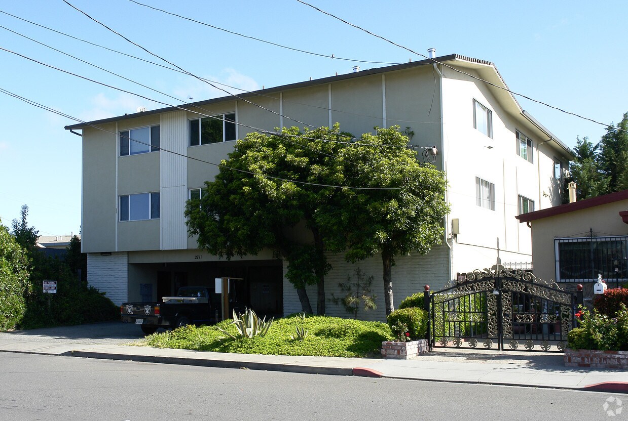 Primary Photo - 2711 Blenheim Ave