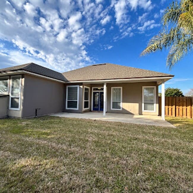 Building Photo - Spacious 3-Bed, 2-Bath Home. Patio. Amenities. Located just minutes from St Johns Town Center and...