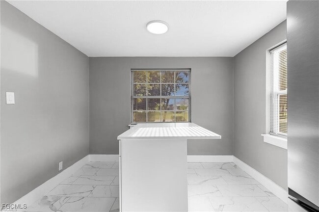 Foto del edificio - 4472 E Riverside Dr