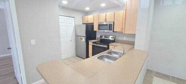 Building Photo - 940 Village Trail