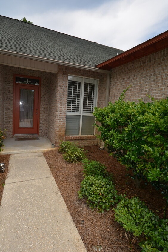 Foto principal - Escada large 2 story townhouse with fireplace, vaulted ceilings, master suite, 2 car garage, comm...