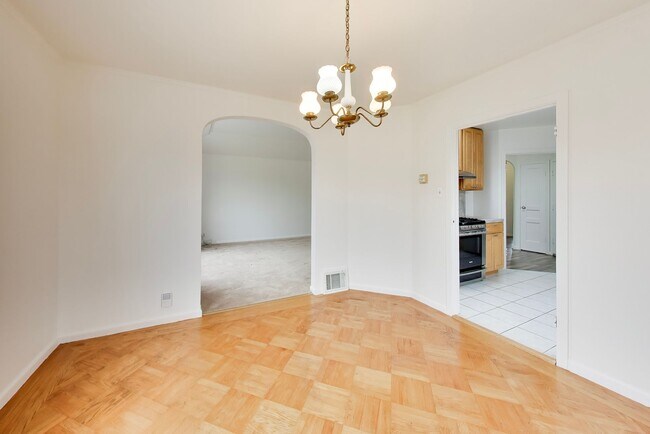 Foto del edificio - Bright Corner Home with Family Room, Yard & Laundry in Prime Sunset Location!