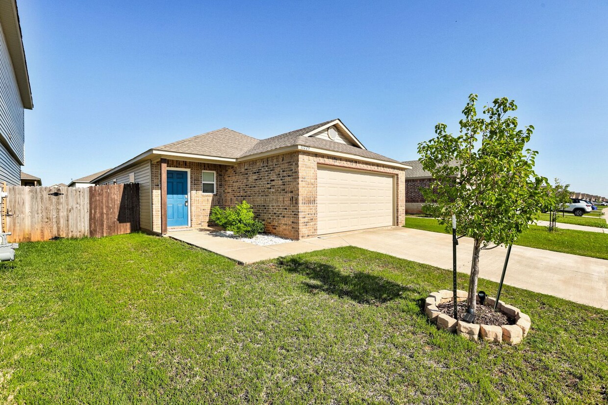 Primary Photo - 3 bed 2 bath 2 car garage only two years o...