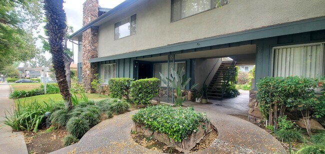 Building Photo - 411 N Chapel Ave