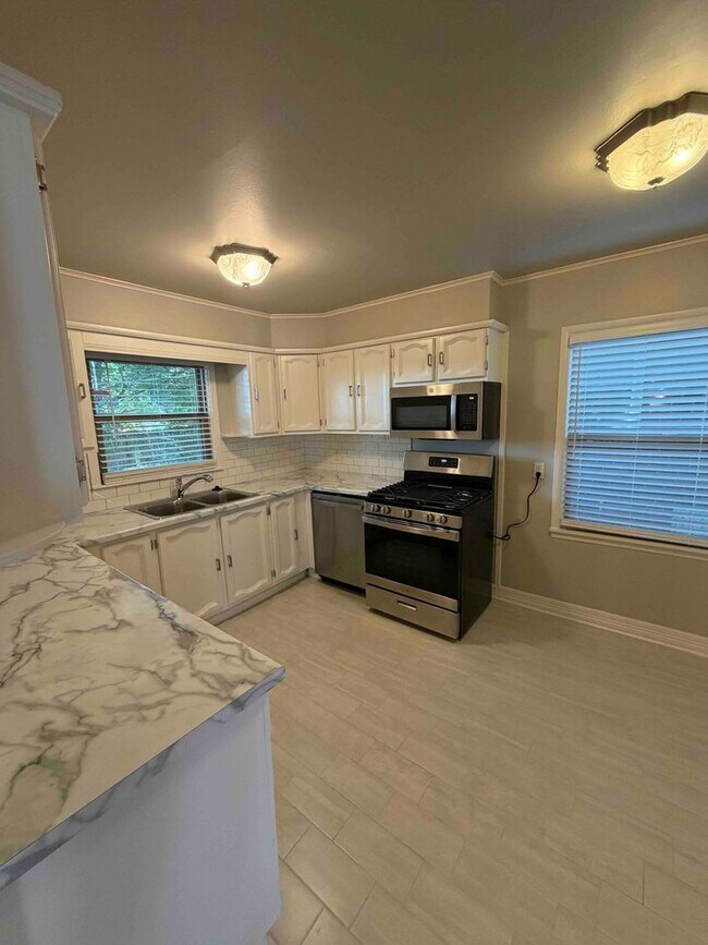 Building Photo - Freshly Updated 3-Bed Midtown Tulsa Home