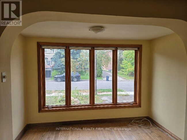Building Photo - 607 Coldstream Ave