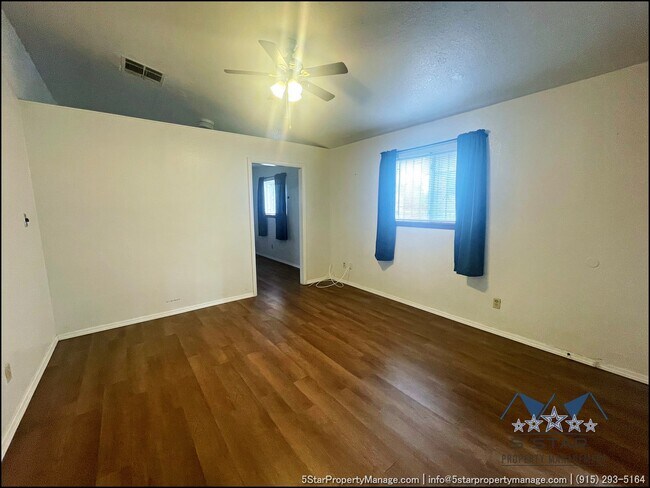 Building Photo - 1526 Yandell Dr
