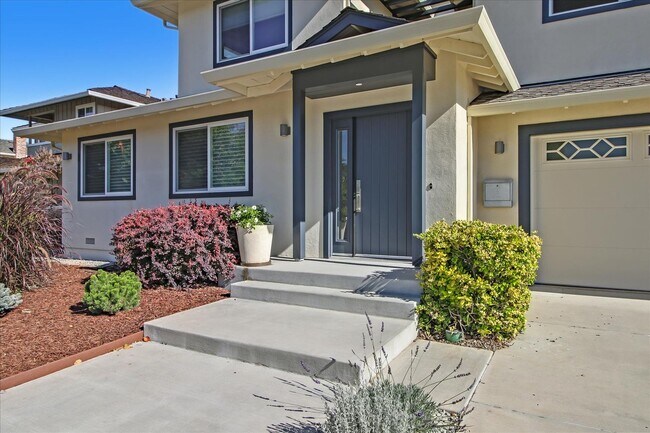 Foto del edificio - Beautiful Home For Rent in Cupertino with Solar, Pool and Sauna Coming Soon!