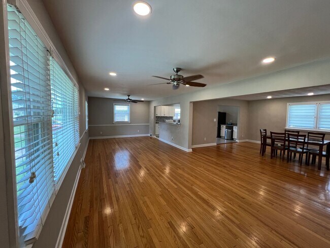 Foto del edificio - Updated and Spacious ranch in CAMELLIA ACRES