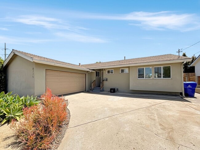 Building Photo - Stunning 3B/3BA House in Serra Mesa w/ 2 C...