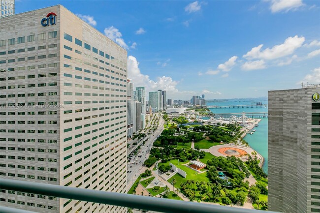 Foto del edificio - 325 S Biscayne Blvd