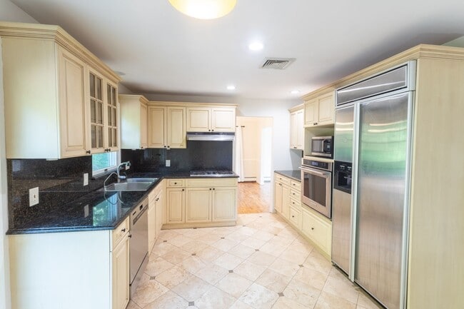 Spacious 4 - Bedroom, 2 Bathroom (Full Hou... - Spacious 4 - Bedroom, 2 Bathroom (Full Hou... House
