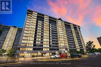 Building Photo - 306-321 MARKBROOK Ln