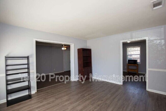 Foto del edificio - 6219 Stoneway Dr