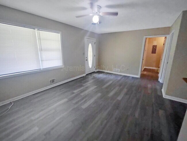 Foto del edificio - 7479 Westlake Dr