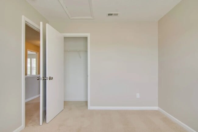 Building Photo - 3003 Riverbrooke Dr