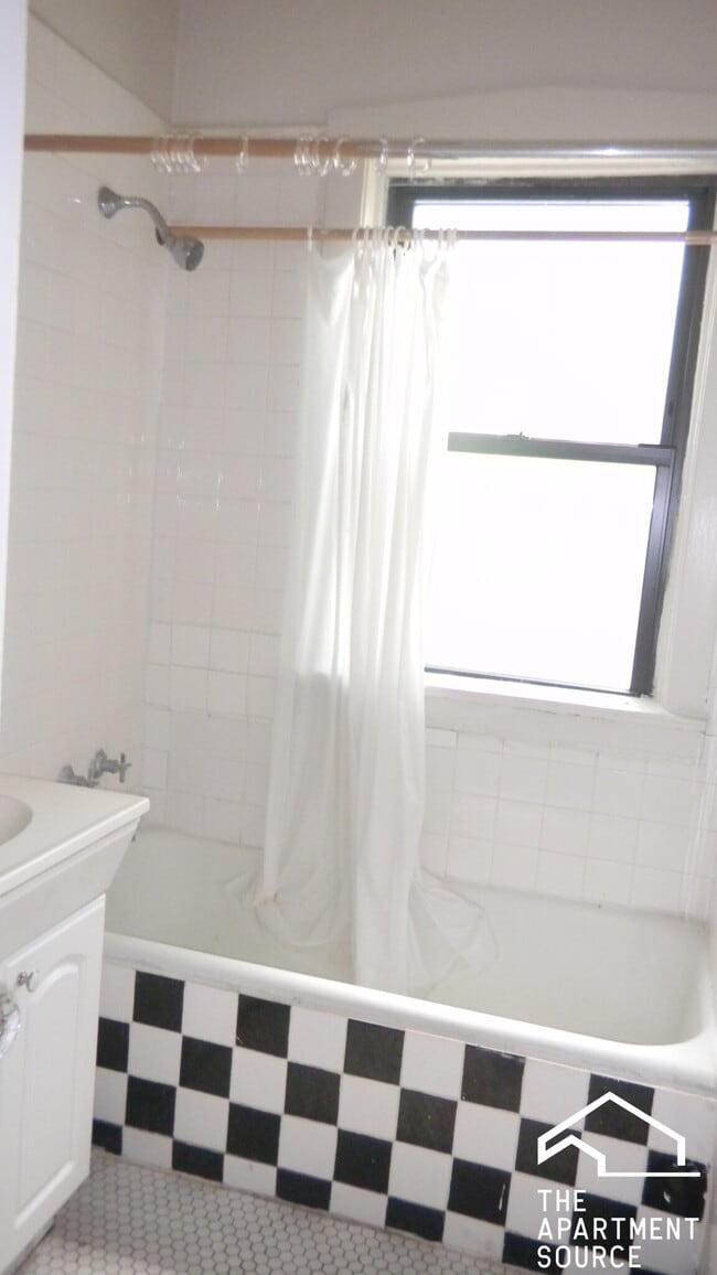 Building Photo - 1033 Dempster St