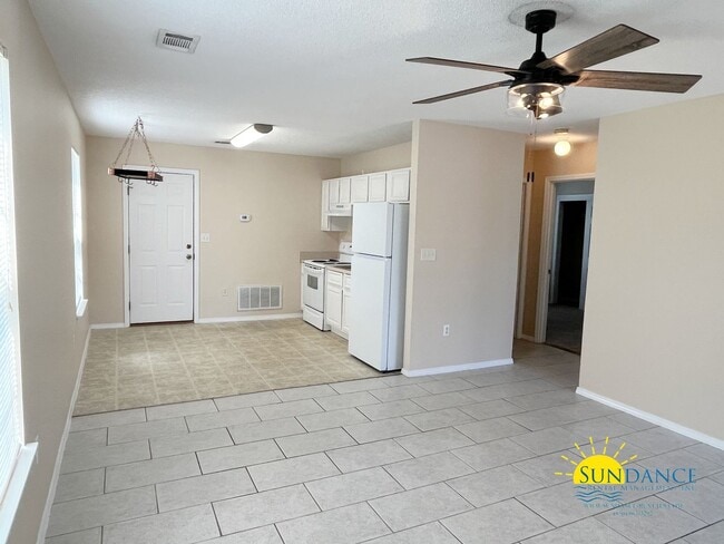 Building Photo - Cozy 2-Bedroom Duplex in Navarre - Close t...