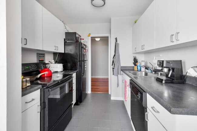 Building Photo - 2 bedroom in Chicago IL 60657