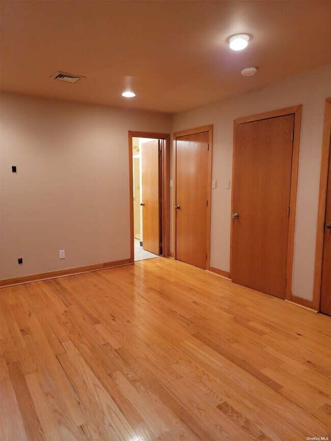Building Photo - 347 Marinette St
