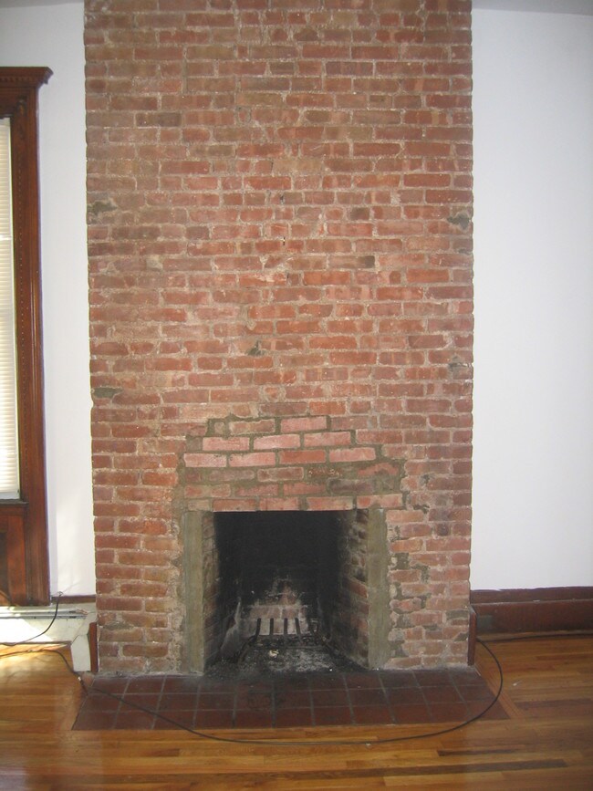 fireplace livingroom - 16 46th St
