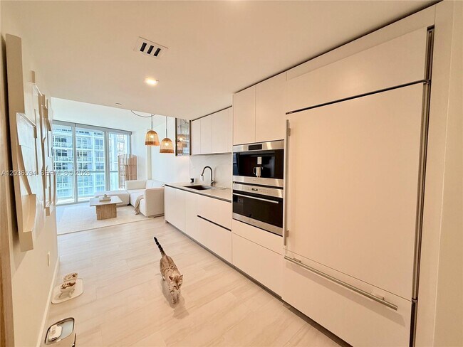 Building Photo - 495 Brickell Ave