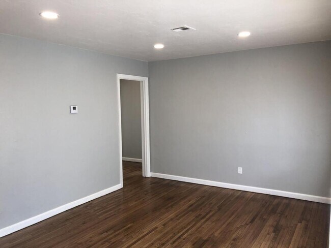 Building Photo - 4700 N Hamilton Dr